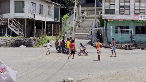 Niños-Que-Viven-En-La-Aldea-De-Hanuabada-En-Condiciones-De-Vida-Pobres-Y-Antihigiénicas.