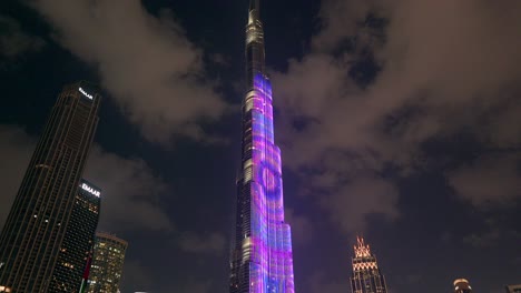Tilt-shot-of-the-Burj-Khalifa,-the-world's-tallest-skyscraper,-at-night