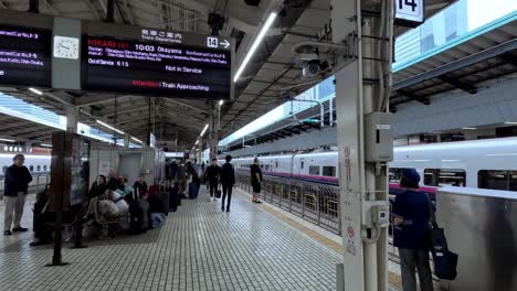 Passagiere-Und-Touristen-Warten-Am-Bahnsteig-In-Tokio,-Japan