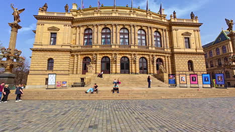 Rudolfinum-Prag,-Ein-Wunderschönes-Neorenaissance-Gebäude,-In-Dem-Das-Tschechische-Philharmonische-Orchester-Untergebracht-Ist