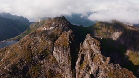 Vista-Aérea-De-La-Montaña-Segla-Sobre-El-Cielo,-Noruega-Durante-El-Verano