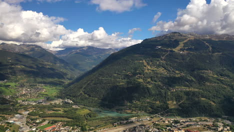 Panorámica-Izquierda-Valle-Tarentaise-Bourg-Saint-Maurice-Séez-Alpes-Franceses-Verde-Paisaje-Verano-Nubes-Sombras-Montañas-Turístico