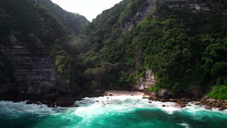 Secluded-Cliffside-Beach-On-Rocky-Shore-In-Nusa-Penida,-Bali,-Indonesia