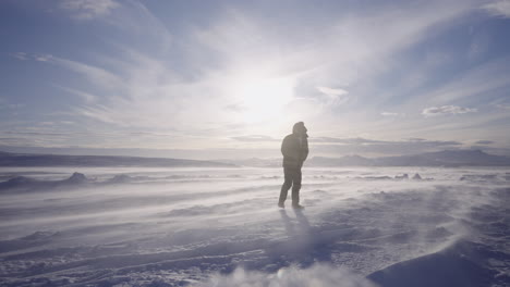 Turista-Caminando-En-Islandia-Sobre-Nieve-Blanca-Temporada-De-Invierno-Con-Fuerte-Viento