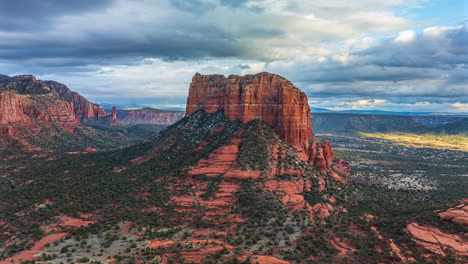 Wolken-über-Dem-Courthouse-Butte-Im-Yavapai-County,-Arizona,-USA