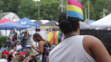 Eine-Frau-Trägt-Eine-Pride-Flagge-Im-Haar-Während-Des-Jährlichen-Midmo-Pridefest-In-Columbia,-MO