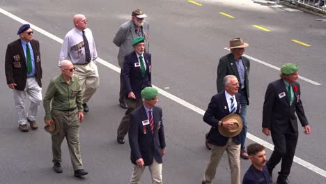 Vertreter-Des-Infanteriebataillons-Von-Papua-Und-Neuguinea-Gehen-Die-Straßen-Der-Stadt-Brisbane-Entlang-Und-Nehmen-An-Der-Jährlichen-Anzac-Day-Parade-Teil