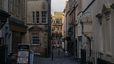 Street-With-Old-Buildings-In-The-City-Of-Bath,-England---Wide-Shot