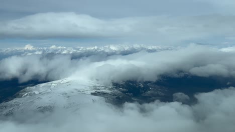 Schneebedeckte-Berge-Mit-Einigen-Flauschigen-Wolken