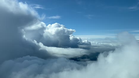 POV-Piloto-Inmersivo-único-En-Un-Vuelo-Real-A-Través-De-Un-Cielo-Tormentoso-Con-Algunos-Cumulonimbus-En-Un-Día-Soleado-Y-Un-Cielo-Azul-Profundo