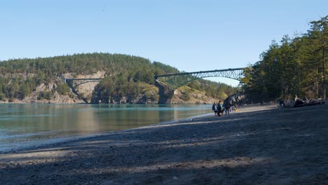 Einspielung-Des-Deception-Pass-State-Parks-Mit-Der-Stahlbrücke-Im-Hintergrund