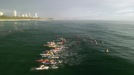 Los-Competidores-Montan-Grandes-Olas-En-Una-Carrera-De-Paddle-Board-En-El-Océano-En-Una-Competencia-Australiana-De-Salvamento-De-Surf.