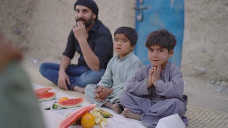 Primer-Plano-De-Un-Niño-Inocente-Rezando-Antes-De-Tener-Ramadán-Iftar-En-Baluchistán,-Pakistán