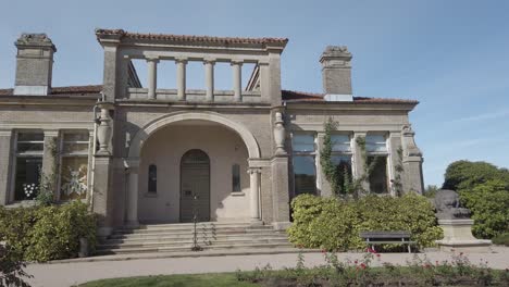 The-Epinal-Roman-house-is-sublimated-in-the-intricate-details-of-the-large-arches-and-imposing-columns