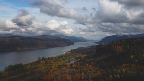 Toma-De-Drones-De-La-Garganta-Del-Río-Columbia-En-Oregon-Durante-Un-Espectacular-Cielo-Nublado-En-El-Otoño-Que-Muestra-El-Tráfico-Cercano-En-La-Carretera