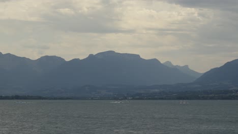 Panorama-Zeitrafferboote-Segeln-Auf-Dem-See-Von-Bourget,-Französische-Bergskyline,-Wolken-In-Bewegung-Bei-Ailx-Les-Bains,-Europäisches-Kurort-Reiseziel