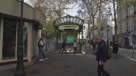 Metropolitain-Subway-Entrance-in-District-of-Montmartre-in-Paris