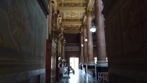 Salón-Con-Sol-Entrando-A-Través-De-Las-Ventanas-De-La-Iglesia-Basílica-Arquitectura-Ecléctica-Con-Obras-De-Arte-Y-Techo-Dorado-En-La-Ciudad-De-Buenos-Aires-Argentina-San-José-De-Flores