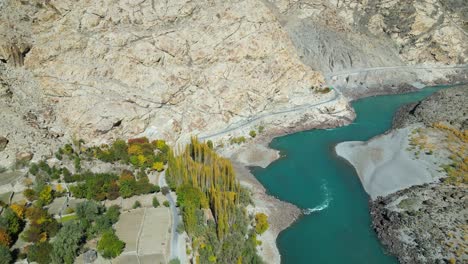 Luftaufnahme-Eines-Flusses,-Der-Nachmittags-Durch-Die-Stadt-Skardu-In-Pakistan-Fließt