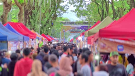 Crowd-of-people-walking-in-Ramadhan-bazaar,-static-view