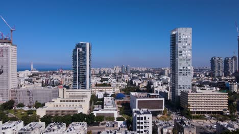 Rascacielos-Con-Un-Telón-De-Fondo-De-Cielos-Azules-Claros-En-Tel-Aviv-Jaffa,-Israel:-Disparo-Aéreo-De-Drones