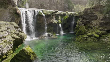 Eine-Sanfte-Kinoaufnahme,-Die-Sich-Langsam-Dem-Traunfall-Wasserfall-In-Österreich-Nähert