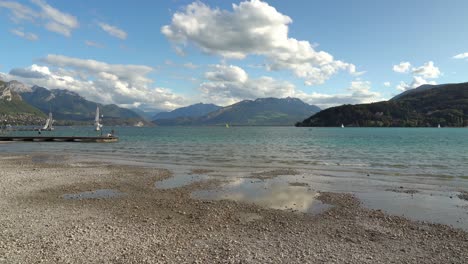 Panorama-Des-Sees-Von-Annecy-Mit-Herrlicher-Aussicht-Auf-Die-Berge