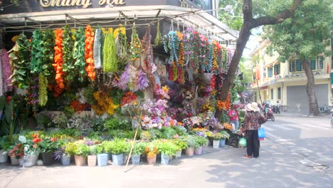 Die-Bewohner-Erfreuen-Sich-An-Den-Ausgestellten-Blumenarrangements,-Die-Geschäfte-Im-Stadtzentrum