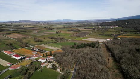 Weite-Felder-Von-Xinzo-De-Limia,-Galizien,-Spanien,-Luftaufnahme