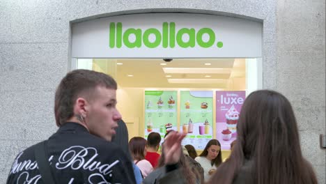 Los-Clientes-Hacen-Cola-Para-Comprar-Yogur-Helado-En-La-Tienda-Llaollao-De-La-Marca-Española-De-Franquicia