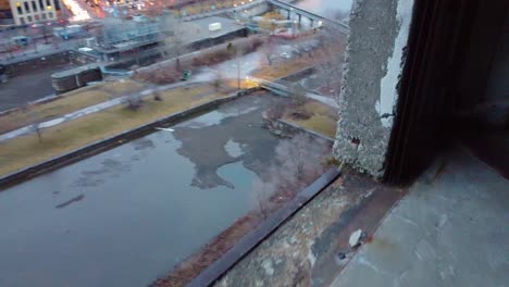 Volando-A-Través-De-Una-Ventana-De-Un-Edificio-Abandonado-Revelando-La-Fachada-Y-El-Techo