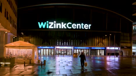 Establecimiento-De-Una-Vista-En-Planta-Del-Wizink-Center,-El-Recinto-Cubierto-Para-Eventos-Deportivos,-Comerciales-Y-Musicales-De-Madrid,-Visto-De-Noche.