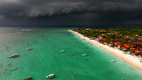 Oscuras-Nubes-De-Tormenta-Sobre-El-Mar-Y-La-Playa-En-La-Isla-De-Nusa-Lembongan-En-Bali,-Indonesia