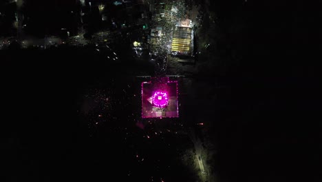 Vista-Aérea-De-Drones-La-Cámara-De-Drones-Muestra-A-Muchas-Personas-Que-Van-A-Visitar-El-Templo-Y-El-Espectáculo-De-Luces-También-Es-Visible