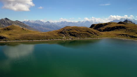 Front-Dolly-Berge-Französisch-Alpen-Grüne-Hügel-Blaues-Wasser-Seen-Horizont-Wolken-Sommer