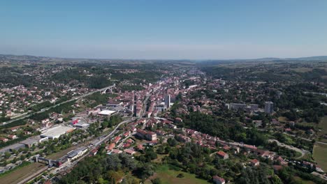 Amplia-Toma-Aérea-Sobre-El-Valle-De-Gier-Y-La-Ciudad-De-Rive-De-Gier-En-El-Departamento-De-Loira-En-Un-Día-Soleado-De-Verano,-Región-De-Auvernia-Ródano-Alpes,-Francia