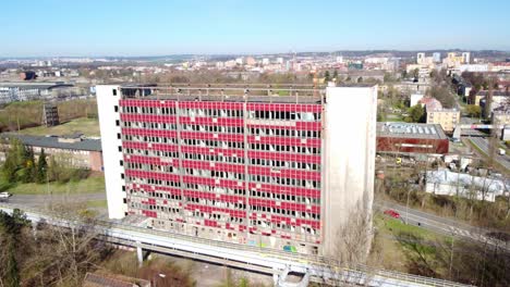 Verfallene-Fenster-Des-Verlassenen-Gebäudes-Ostrava-Pentagon-In-Privoz,-Tschechische-Republik