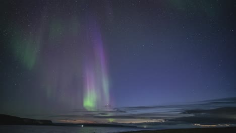 Ein-Herrliches-Schauspiel-Der-Nordlichter-Am-Dunklen-Winterhimmel-über-Dem-Ruhigen-Fjord