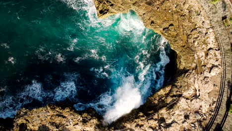 Lágrimas-Del-Diablo-Afloramiento-Rocoso-Con-Marea-Alta,-Olas-Y-Salpicaduras-De-Agua