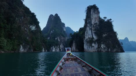 Long-tailed-boat-journey-through-Ratchaprapha-Dam,-Khao-Sok-National-Park