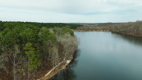 Aguas-Tranquilas-Y-Densos-Matorrales-En-El-área-Recreativa-Del-Lago-Wedington-En-Arkansas,-Estados-Unidos