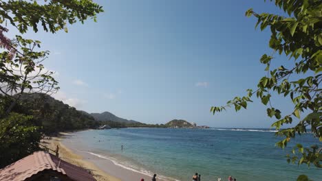 Langsame,-Aufschlussreiche-Aufnahme-Von-Touristen-An-Den-Stränden-Im-Tayrona-Nationalpark