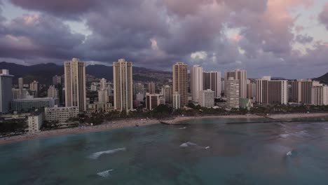 Vista-Aérea-Del-Atardecer-De-La-Playa-De-Waikiki-En-Oahu,-Hawai