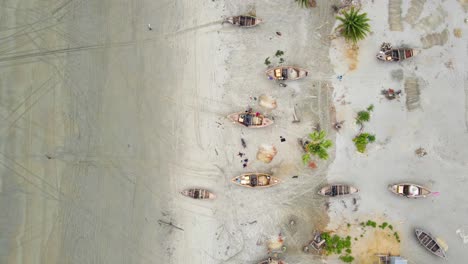 La-Gente-De-Bangladesh-Repara-Barcos-De-Pesca-Tradicionales,-Limpia-La-Playa-En-El-Océano-Índico.