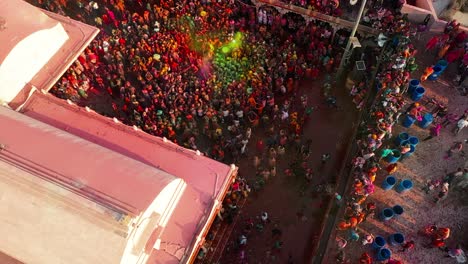 Viele-Leute-Spielen-Dhuleti-In-Verschiedenen-Farben-Und-Traditionelles-Lath-Mar-Dhuleti,-Und-Auch-Viele-Internationale-Touristen-Kommen,-Um-Dieses-Traditionelle-Lath-Mar-Holi-Zu-Feiern.