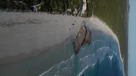 Vehículos-Circulando-Sobre-La-Arena-Blanca-De-La-Playa-De-Wylie-Bay-Rock