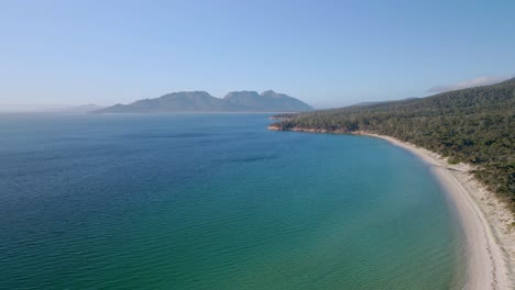 Langsame-Schwenkaufnahme-Der-Landschaft-Des-Freycinet-Nationalparks-Mit-Hügeln-Im-Hintergrund-An-Einem-Sonnigen-Tag-In-Tasmanien,-Australien