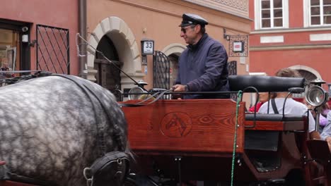 Los-Turistas-Viajan-En-Un-Carruaje-Tirado-Por-Caballos-En-El-Casco-Antiguo-De-Varsovia.