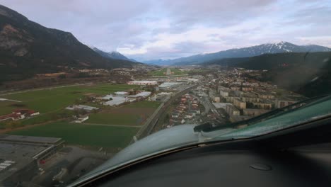 Piloten-POV-Aus-Dem-Cockpit-Eines-Flugzeugs-Bei-Der-Landung-Auf-Der-Landebahn-Des-Flughafens-Innsbruck-In-Österreich