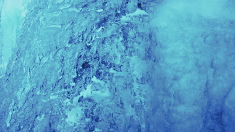 Schneekristalle-Fließen-An-Einem-Kalten-Wintertag-Auf-Island-An-Einem-Gefrorenen-Wasserfall